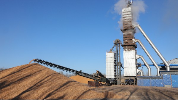 烘糧噸成本降至28元！300噸烘干塔用上秸稈直燃熱風(fēng)爐，相比燃煤一天節(jié)省一萬六！